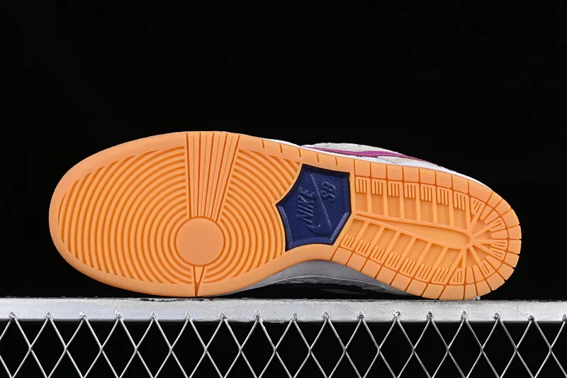 All Categories Nk SB Dunk Series Nk SB Dunk Low Low-top sneakers C version Rayssa Leal x Nk SB Dunk Low Brazilian skateboarding goddess joint model SB low-top casual sneakers FZ5251-001